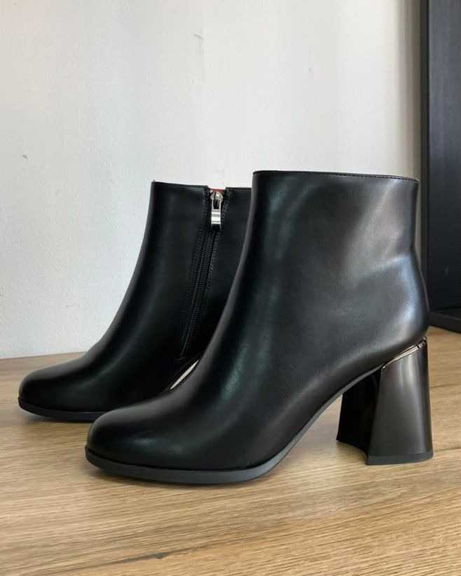 👀Elegantné členkové čižmy v čiernej farbe s hladkým povrchom a praktickým bočným zipsom. Stabilný široký opätok dodáva...