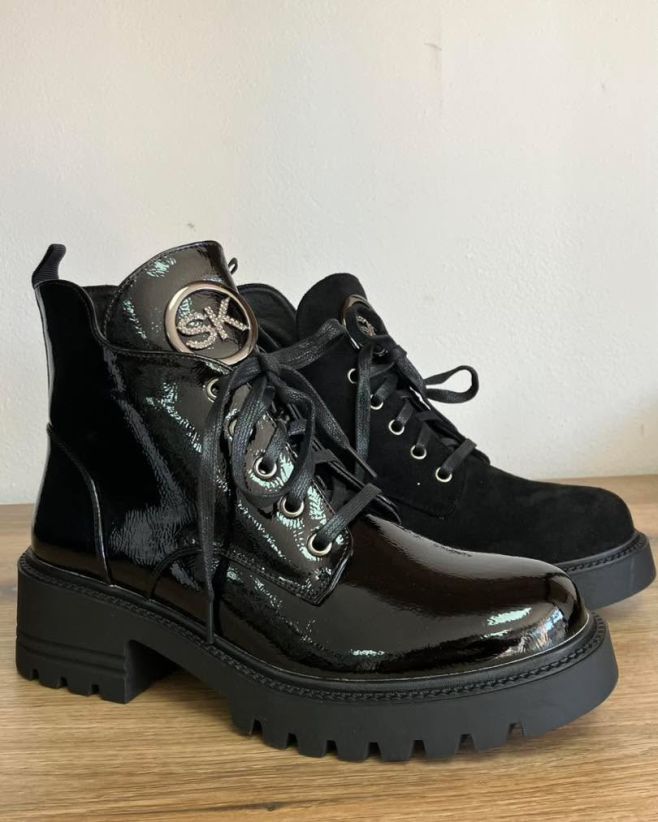 ✨ Štýlové členkové čižmy teraz v akcii! 🖤 Kombinácia matného semišu a lesklej kože pôsobí moderne a originálne. Model...