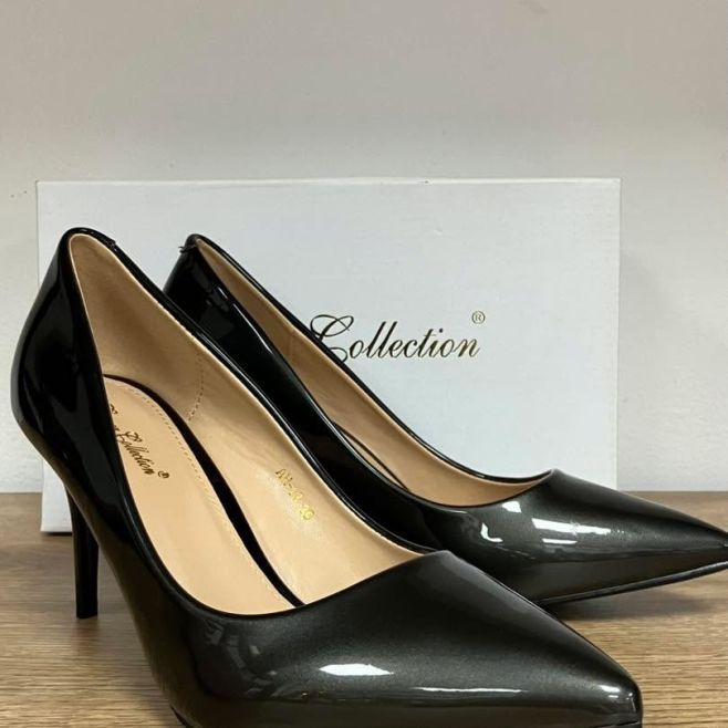 Elegantné čierne lakované lodičky s úzkou špičkou a tenkým podpätkom pre dokonale ženský vzhľad 👠.Hladký lesklý povrch....